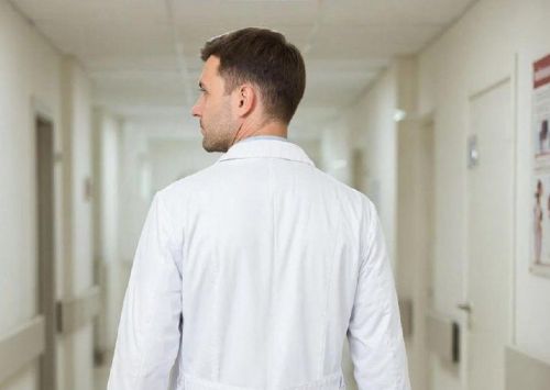 Ак халаттан – хәрби сафка: Татарстан табибларны контракт хезмәтенә чакыра