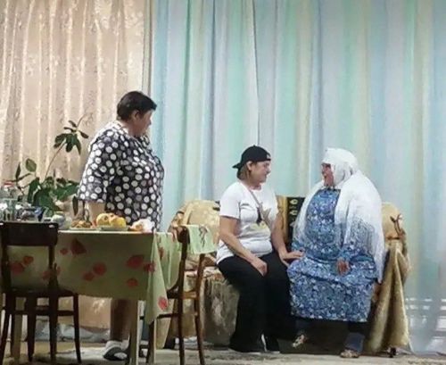 Гөлшат Мөхәммәтшина пьесасы буенча спектакль: Карашәм авылы артистлары сәхнәдә чын осталык күрсәтте