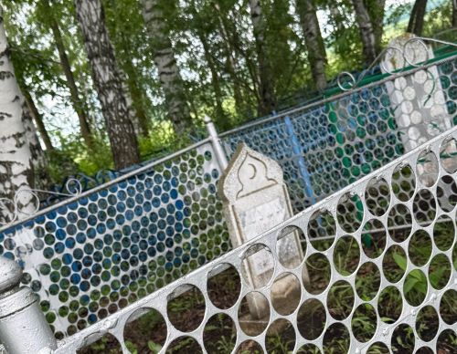 Кабер өстенә фәрештә сыны куярга, чәчәкләр утыртырга ярыймы? Имам җавабы