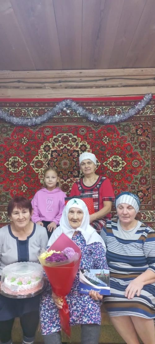 Бүген Олы Яке авылында яшәүче Саимә апа Галиева 95 яшьлек юбилеен билгеләп үтә