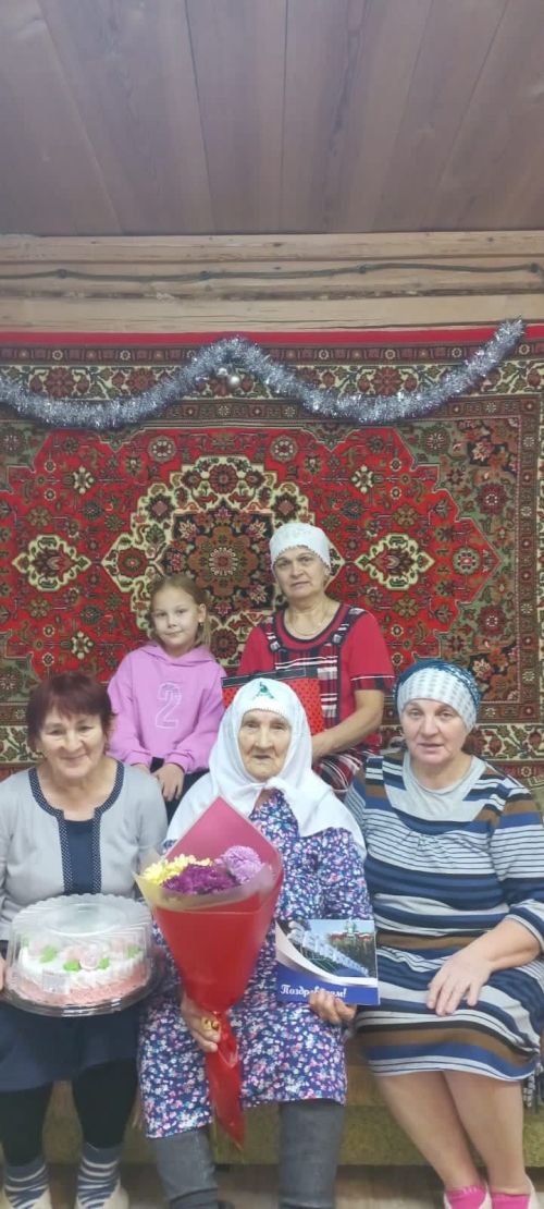 Бүген Олы Яке авылында яшәүче Саимә апа Галиева 95 яшьлек юбилеен билгеләп үтә