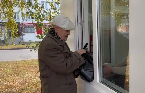 «Кеше приюты»ның ике пунктында да, Өлкәннәр ункөнлеге уңаеннан, азык-төлек җыелмасы таратылды