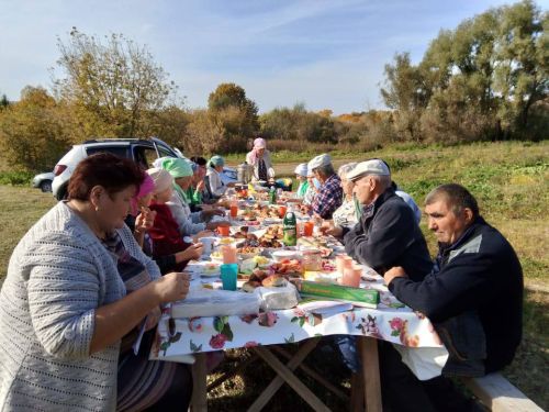 Карашәм авылында Өлкәннәр көне уңаеннан табигать кочагында бик матур очрашу уздырганнар
