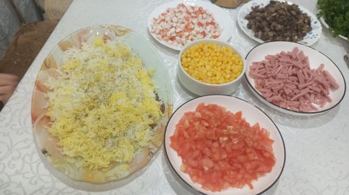 Акъегет мәдәният йортының сәнгать җитәкчесе улы белән искиткеч тәмле, катлы «Татарстан» салаты ясаган