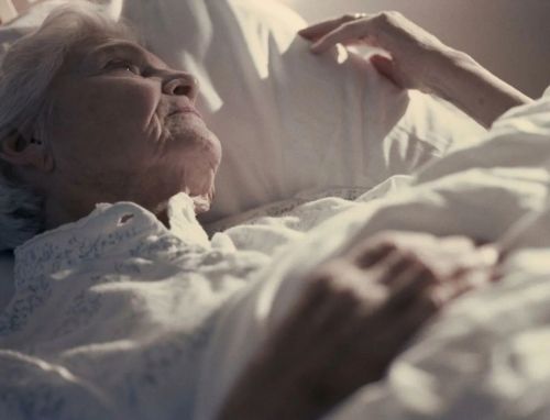 81 яшьлек әби колагында 76 ел элек югалган истәлекле әйбер табылган