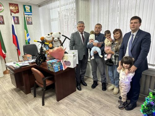 Осиноводан Зокировлар гаиләсе өчен Яңа ел күчтәнәчләре тапшырдылар