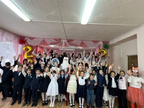 Әйшә мәктәбендә «Яңа ел маҗаралары» дип исемләнгән Чыршы бәйрәме узды