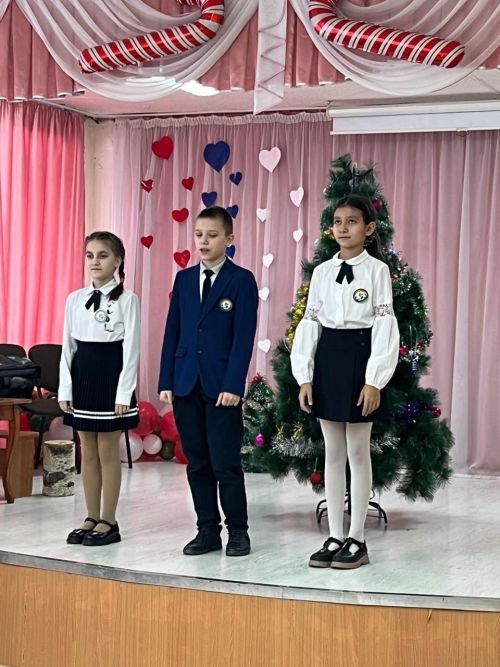Әйшә мәктәбендә «Яңа ел маҗаралары» дип исемләнгән Чыршы бәйрәме узды