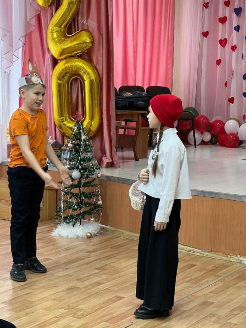 Әйшә мәктәбендә «Яңа ел маҗаралары» дип исемләнгән Чыршы бәйрәме узды