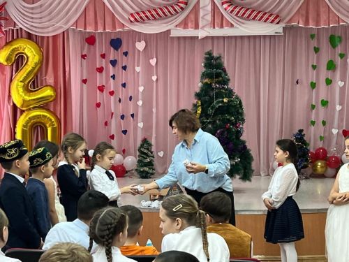 Әйшә мәктәбендә «Яңа ел маҗаралары» дип исемләнгән Чыршы бәйрәме узды
