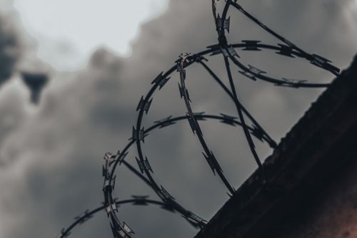 «Әнисенең эченә аягы белән тибә». Үсмер улы кыйнаган хатын-кыз вафат булган
