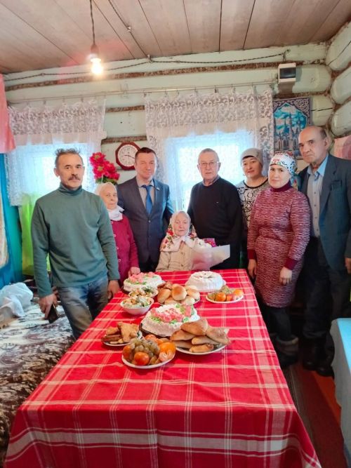 Мамадыш-Әкил авылында яшәүче Наилә Кәрим кызы Ганиева 100 яшьлек юбилеен билгеләп үтә
