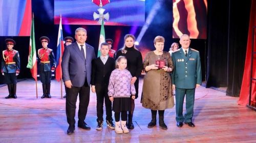 Махсус хәрби операциядә һәлак булган сугышчыларның гаиләләренә Батырлык ордены тапшырылды