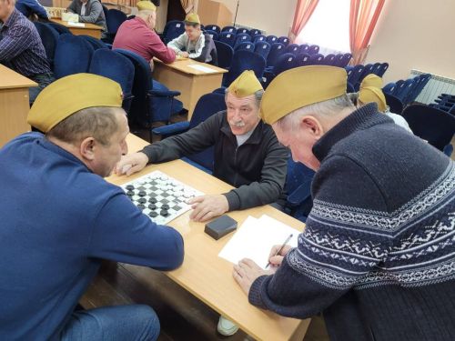 Яшел Үзән районы Олы Карауҗа авылы мәдәният йортында да китапханә белән берлектә Ватанны Саклаучылар бәйрәме уңаеннан “Шашка һәм шахмат” уеннары буенча турнир узды