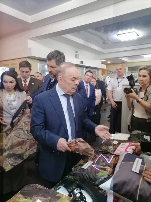 Район башлыгы Михаил Афанасьев Норлатның «Халык фронты» тегүчесе Гөлсинә Йосыповага тегү машинасы алырга акча биргән иде