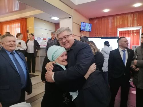 Район башлыгы Михаил Афанасьев Норлатның «Халык фронты» тегүчесе Гөлсинә Йосыповага тегү машинасы алырга акча биргән иде