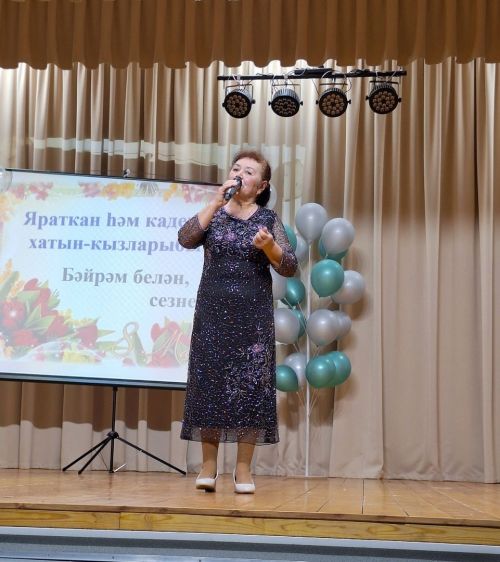 Мулла Иле мәдәният йортында, китапханә белән берлектә «Яраткан һәм кадерле хатын-кызларыбыз» дип исемләнгән бәйрәм концерты булып узды