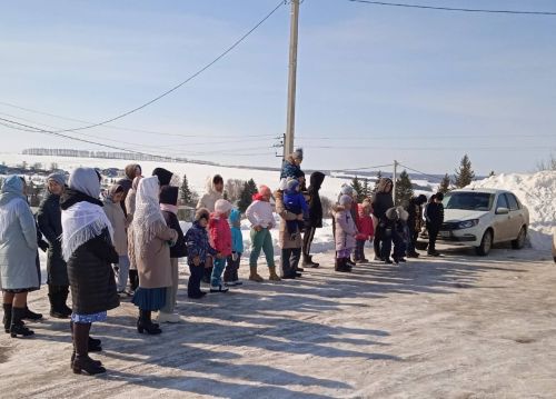 Бүген, сайлауның соңгы көнендә Бакырчы авылы клуб ишек алдында Нәүрүз бәйрәмен билгеләп үттеләр