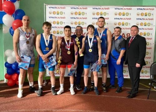 Яшел Үзән спортчылары-грек-рим көрәше буенча турнир җиңүчеләре