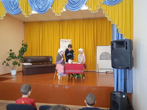 Бакырчы мәдәният йортында, балалар белән Фоат Садриевның » Икмәк тәме » исемле әсәрен сәхнәләштергәннәр