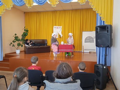Бакырчы мәдәният йортында, балалар белән Фоат Садриевның » Икмәк тәме » исемле әсәрен сәхнәләштергәннәр