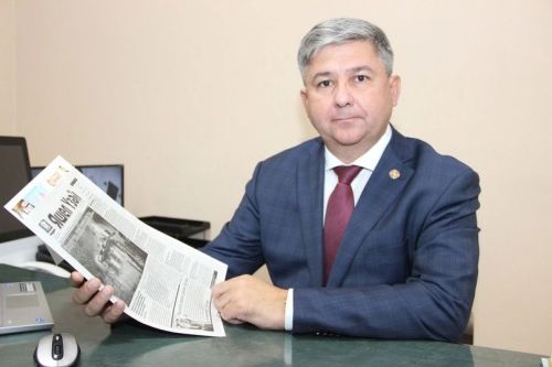 Районы башлыгы Михаил Афанасьев Яшел Үзән районының ягымлы хатын-кызларын бәйрәм белән котлый