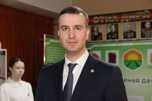 Гүзәл затларыбызны Халыкара хатын-кызлар көне белән «Майский» теплицалар комбинаты генераль директоры Руслан Ганиев котлый