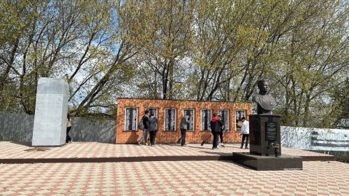 Җиңү көне якынлашканда Норлат мәктәбе волонтерлары һәйкәл тирәсен чистартты