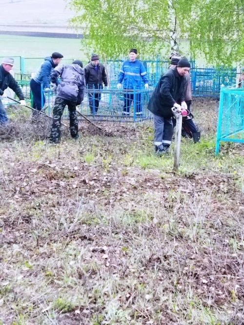 Бүген Бәчек авылында зират өстендә узган өмәдә 80нән артык кеше катнашты