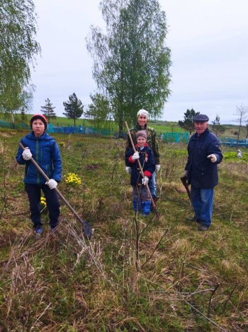 Бүген Бәчек авылында зират өстендә узган өмәдә 80нән артык кеше катнашты