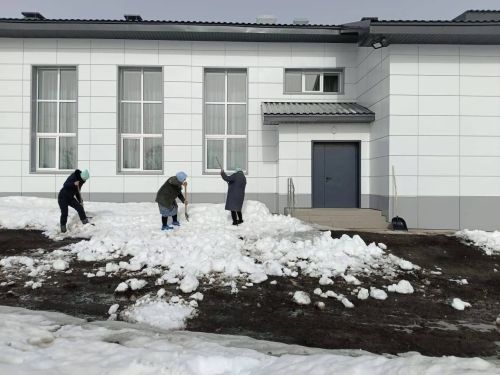 Олы Ачасыр мәдәният йорты хезмәткәрләре бүген чәршәмбе өмәсенә чыгып, кар таратты