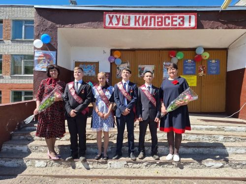 Мулла Иле мәктәбен быел 4 укучы – 1 кыз һәм 3 егет тәмамлады, алар өчен кыңгырау соңгы тапкыр чыңлады