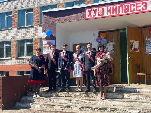 Мулла Иле мәктәбен быел 4 укучы – 1 кыз һәм 3 егет тәмамлады, алар өчен кыңгырау соңгы тапкыр чыңлады