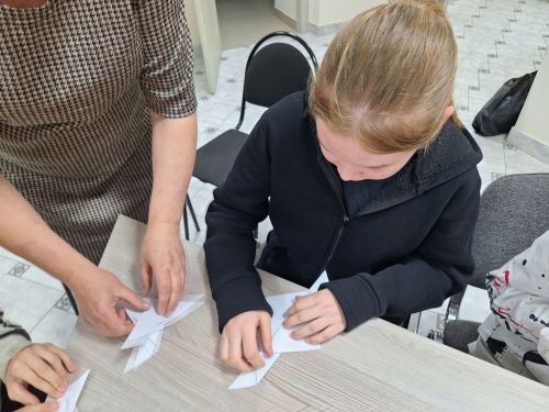 Мулла Иле мәдәният йортында Пушкин картасы буенча, “Күгәрчен – тынычлык символы” дигән исем астында яшүсмерләр өчен кәгазьдән күгәрчен ясау буенча мастер – класс үткәрелде