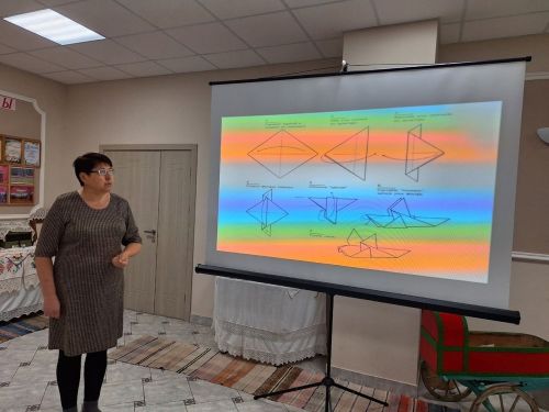 Мулла Иле мәдәният йортында Пушкин картасы буенча, “Күгәрчен – тынычлык символы” дигән исем астында яшүсмерләр өчен кәгазьдән күгәрчен ясау буенча мастер – класс үткәрелде