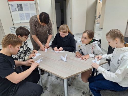 Мулла Иле мәдәният йортында Пушкин картасы буенча, “Күгәрчен – тынычлык символы” дигән исем астында яшүсмерләр өчен кәгазьдән күгәрчен ясау буенча мастер – класс үткәрелде