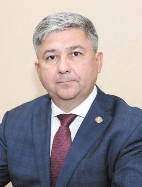 Хөрмәтле ветераннар, тыл хезмәтчәннәре, кадерле яшел үзәнлеләр! Сезне илебезнең төп бәйрәме – Бөек Җиңү көне белән котлыйм