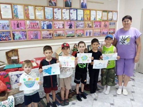 Мулла Иле Мәдәният йортында, СВО катнашучыларына ярдәм итү йөзеннән «Дөнья - балалар күзлегеннән» дип исемләнгән балаларның рәсем күргәзмәсе оештырганнар.