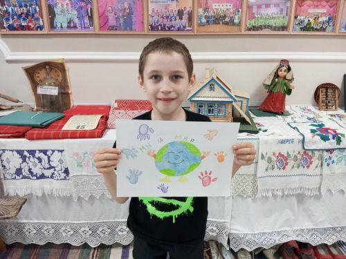 Мулла Иле Мәдәният йортында, СВО катнашучыларына ярдәм итү йөзеннән «Дөнья - балалар күзлегеннән» дип исемләнгән балаларның рәсем күргәзмәсе оештырганнар.