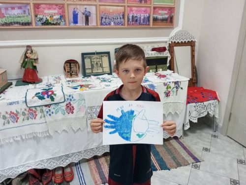 Мулла Иле Мәдәният йортында, СВО катнашучыларына ярдәм итү йөзеннән «Дөнья - балалар күзлегеннән» дип исемләнгән балаларның рәсем күргәзмәсе оештырганнар.