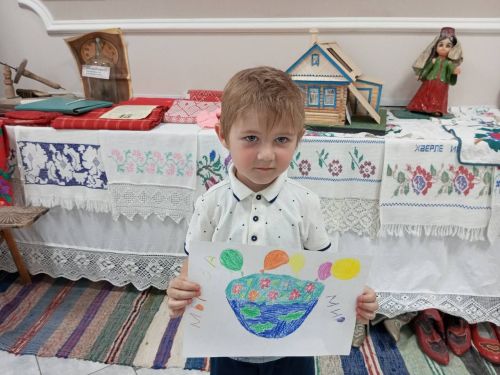 Мулла Иле Мәдәният йортында, СВО катнашучыларына ярдәм итү йөзеннән «Дөнья - балалар күзлегеннән» дип исемләнгән балаларның рәсем күргәзмәсе оештырганнар.