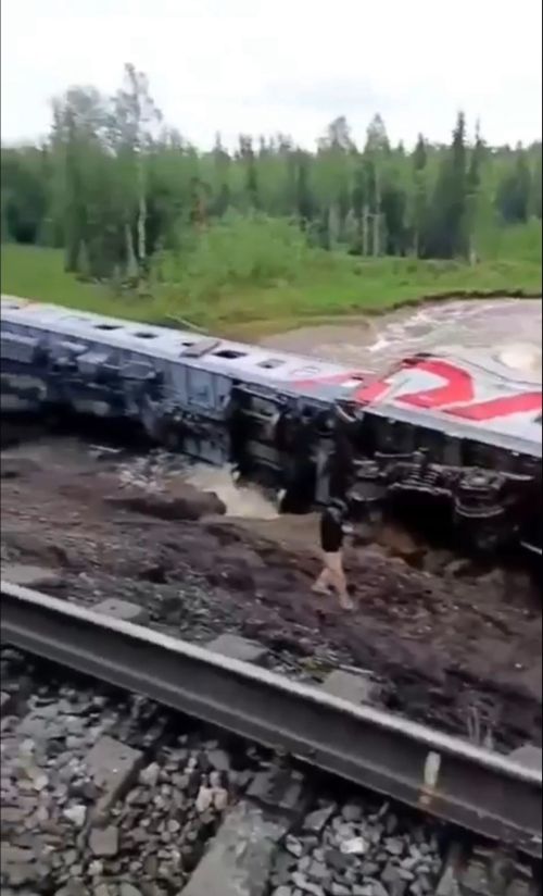 Поезд рельслардан төшү сәбәпле 70кә якын кеше зыян күргән