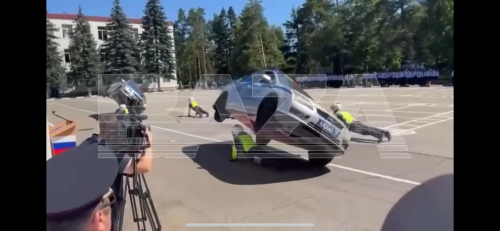 Автоинспекторның башына машина ауган