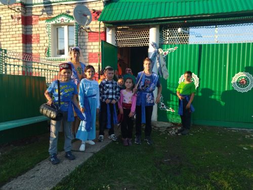 Карашәмлеләр авыл урамнарын тутырып, традиция буенча Сабантуйга сөлге җыйдылар