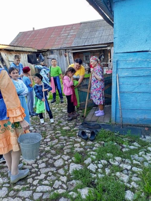 Карашәмлеләр авыл урамнарын тутырып, традиция буенча Сабантуйга сөлге җыйдылар