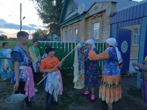 Карашәмлеләр авыл урамнарын тутырып, традиция буенча Сабантуйга сөлге җыйдылар