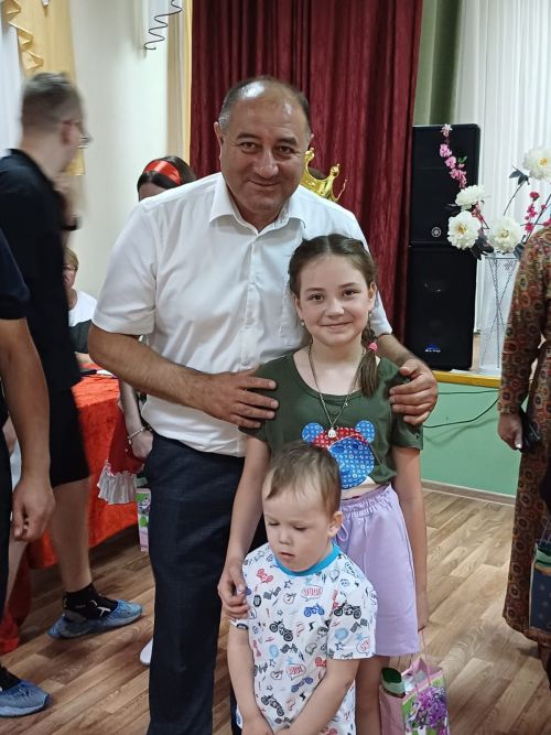 Җәйнең беренче көннәрендә Зеленодольск һәм районның Әзербайҗан милли-мәдәни автономиясе вәкилләре Норлат балалар йортына бүләкләр белән килде