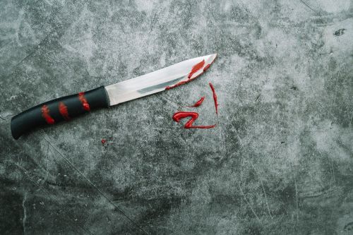 Яшел Үзәндә 32 яшьлек ирнең күкрәгенә, муенына пычак кадаганнар