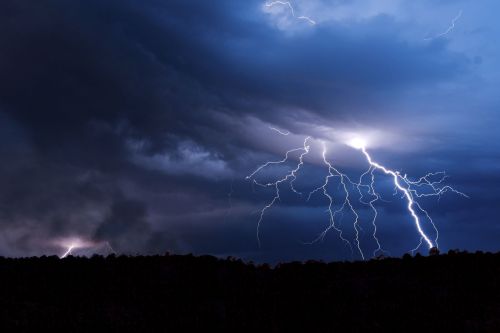ТР Гидрометеорология үзәге көчле җил, томан һәм яшен турында кисәтте