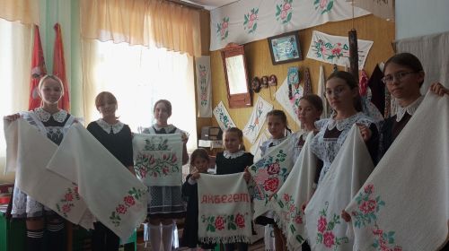 Акъегет мәктәбендә «Татар сөлгесе - күңел көзгесе» дигән күргәзмә оештырганнар